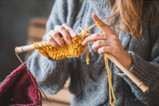 Ученые рассказали о пользе вязания для психики человека