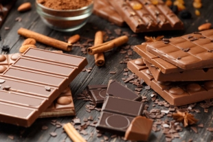 Темный шоколад поддерживает нормальную работу кишечника