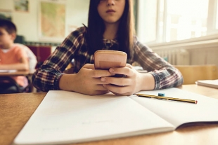 Зависимость от интернета вызывает сонливость и депрессию у подростков