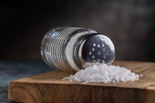 Эксперт заявил об опасности злоупотребления солью