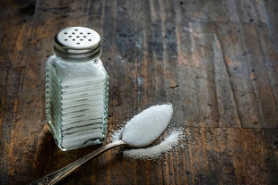 Исследование: пациенты с болезнями сердца и сосудов злоупотребляют солью