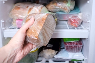Ученые рассказали о пользе хранения хлеба в холодильнике