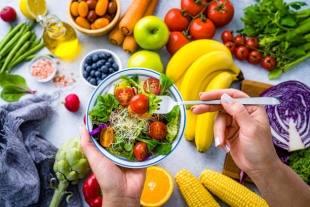 Nature Medicine: определенный порядок употребления пищи может защитить от переедания