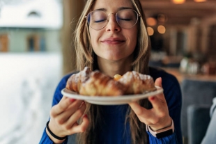 Nature Metabolism: ароматы пищи вызывают чувство сытости и помогают не переедать