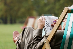 The Sun: отказ от телевизора в пользу кроссвордов может защитить от деменции