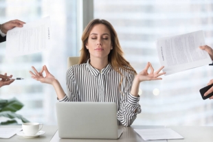 Исследование: осознанность помогает справиться со стрессом на работе