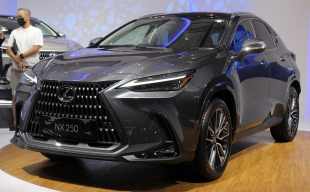 В России появился в продаже новый Lexus NX за 10,2 млн рублей