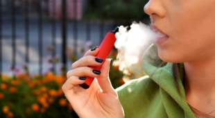 Ученые рассказали, как никотиновая зависимость связана с полом и возрастом курильщика